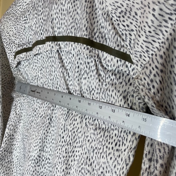 Lululemon Jacket windbraker jacket - Picture 6 of 9